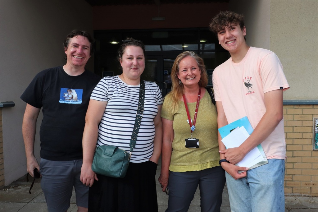 Mrs Datsons last ever results day after over 30 years of teaching at Richard Lander. Here with Noah and parents; all of whom she has taught